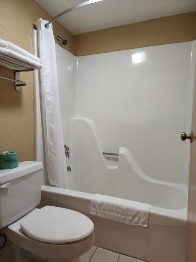 Drakes Creek Inn - Formerly The Relax Inn 헤더슨빌 외부 사진