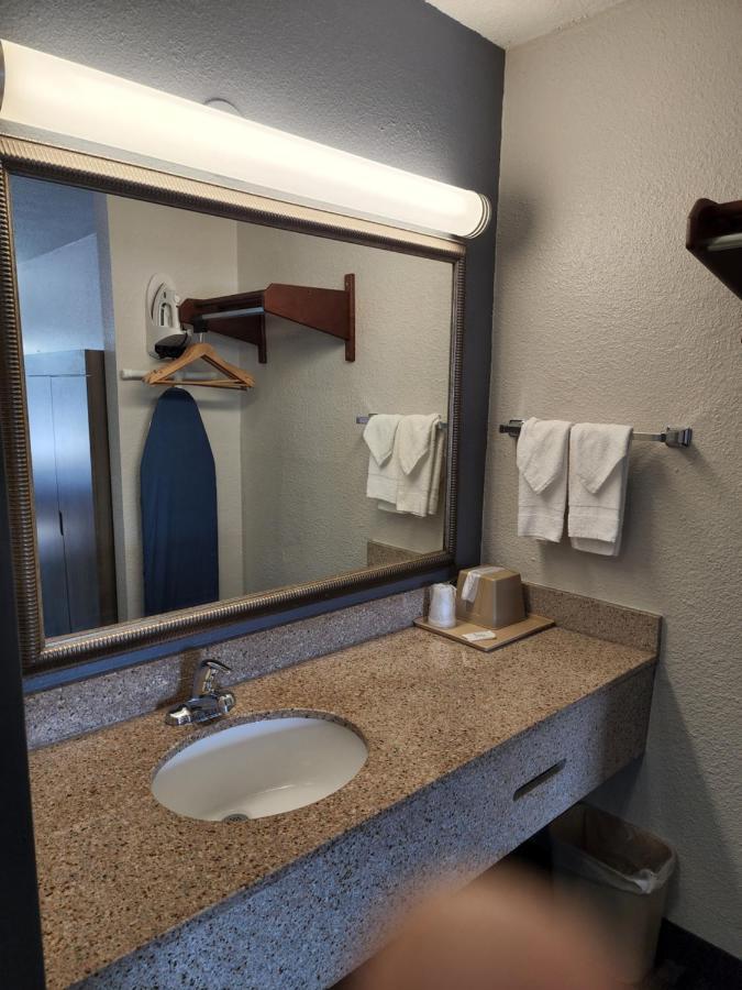 Drakes Creek Inn - Formerly The Relax Inn 헤더슨빌 외부 사진