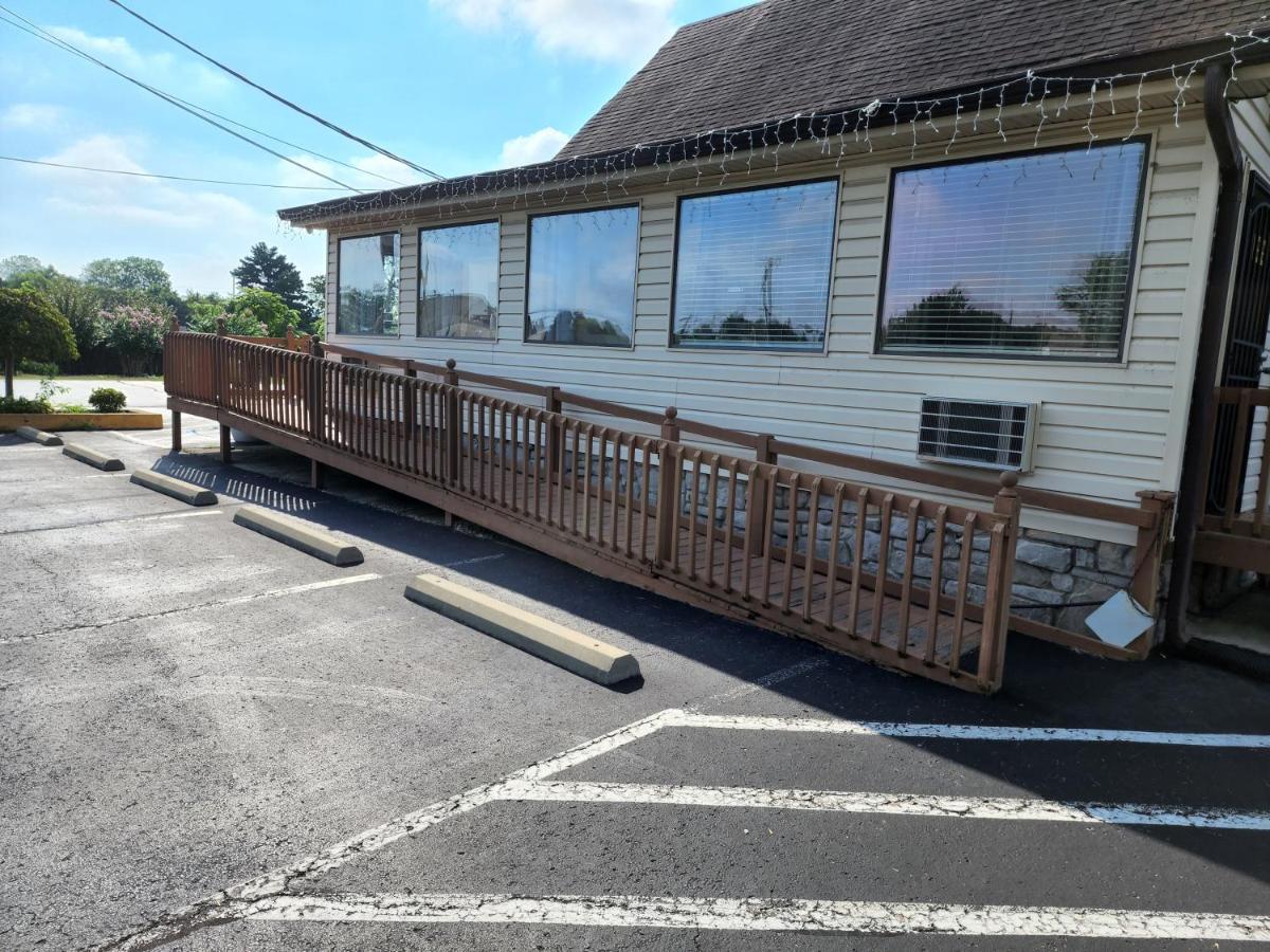 Drakes Creek Inn - Formerly The Relax Inn 헤더슨빌 외부 사진