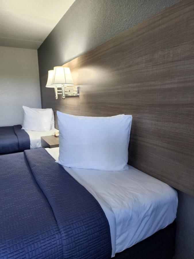 Drakes Creek Inn - Formerly The Relax Inn 헤더슨빌 외부 사진
